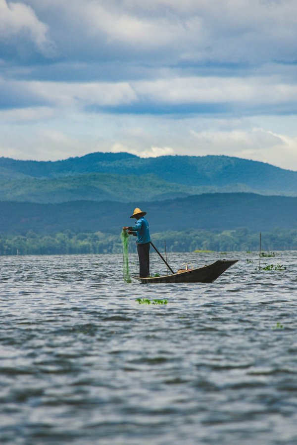Où participer à une expédition de pêche sur le lac Baïkal, Russie?